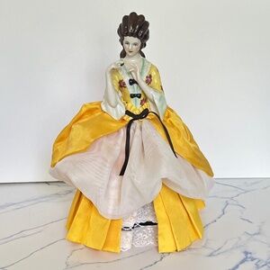 Goebel 1985 EMPRESS MARY ELIZABETH TEA COZY Doll Porcelain 0025/5000 Germany